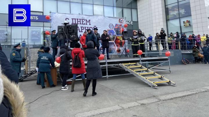 В День пожарной охраны в Мурманске наградили отличившихся сотрудников